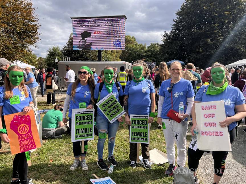 $!Fotografía de archivo del 8 de octubre de 2022, de unos manifestantes en la Marcha de Mujeres que reclama protección al derecho al aborto en Washington.