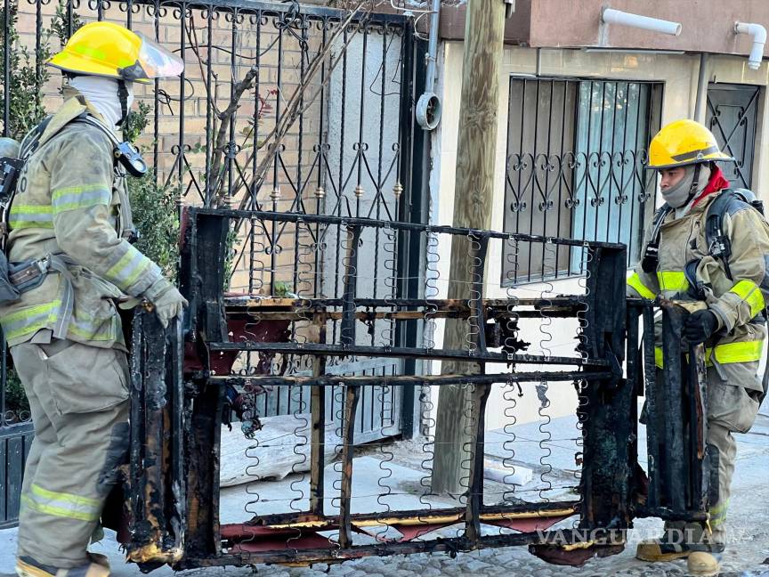 $!Un sillón y diversos objetos dentro del inmueble fueron consumidos por el fuego antes de que fuera controlado por las autoridades.