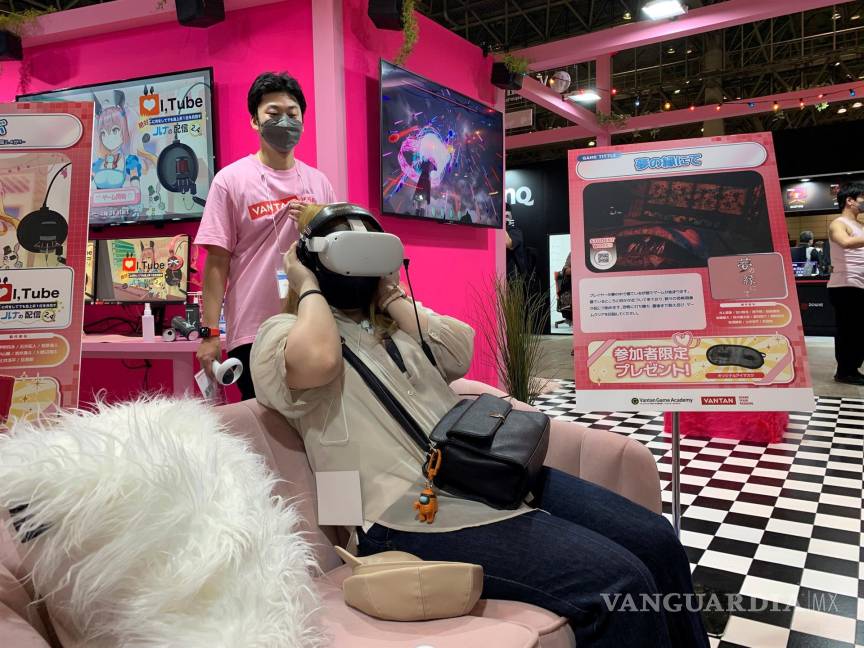 $!Una mujer prueba unos lentes de realidad virtual en la feria de videojuegos Tokyo Game Show. EFE/María Roldán