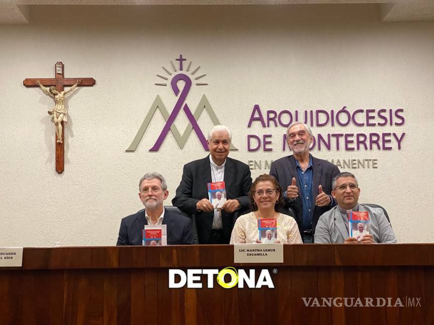 $!El autor del libro, a la derecha arriba, con los presentadores de la obra.