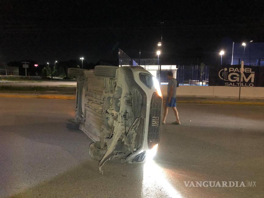 $!El Fiat terminó volcado.