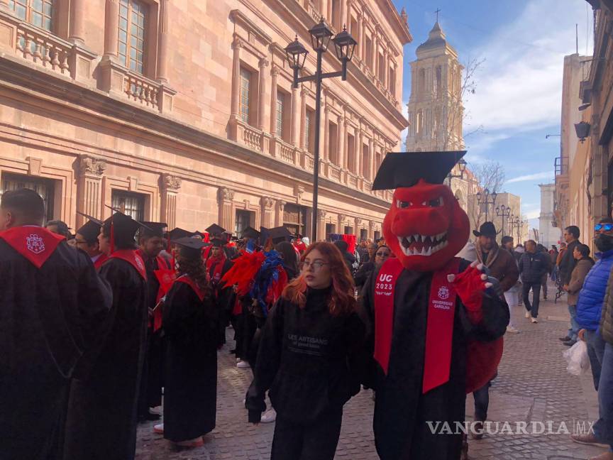 $!Alumnos de la Universidad Carolina ataviados con togas y birretes negros, listos para la procesión de graduación en el Paseo Capital.