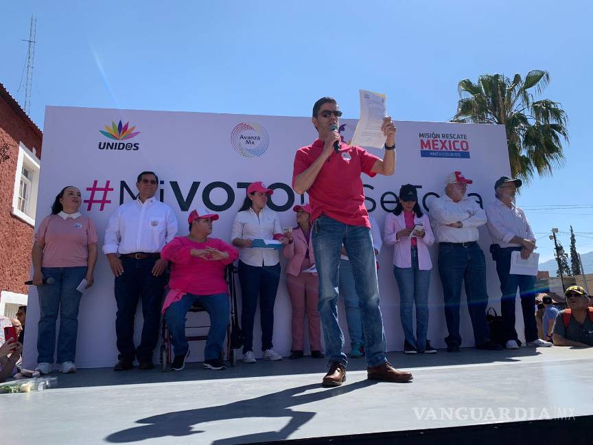 $!Al micrófono, el empresario Héctor Horacio Dávila dijo que esta convocatoria responde a la negativa ciudadana de “eliminar las instituciones que la sociedad ha creado”.