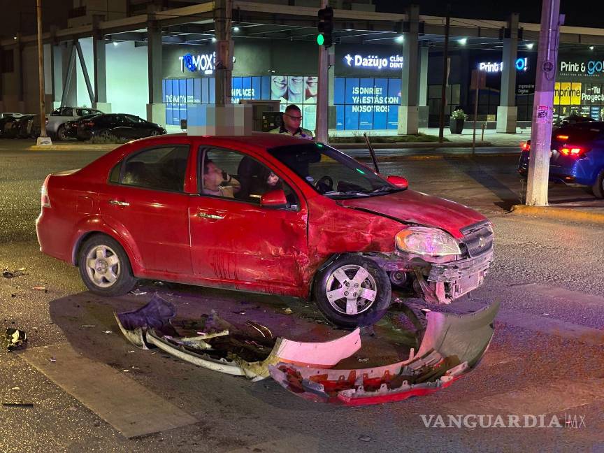 $!Elementos de Tránsito Municipal acudieron al lugar para tomar conocimiento del percance.