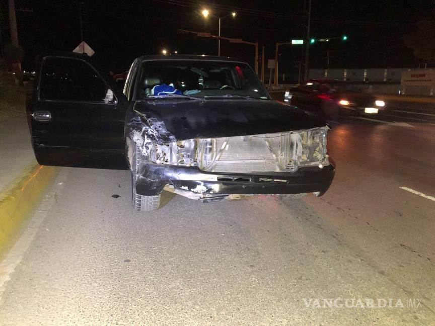 $!El auto del responsable acabó con considerables daños en el frente.