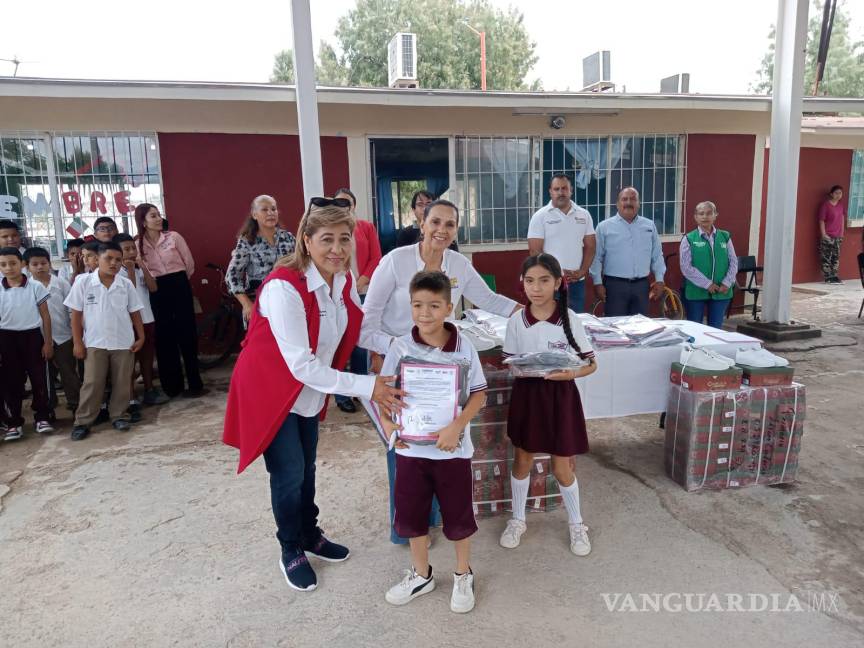 $!Estudiantes de estas comunidades recibieron uniformes escolares.