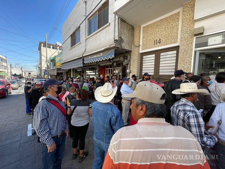 ¡Sólo hay una caja! Registran kilométricas filas en entrega de apoyos Bienestar