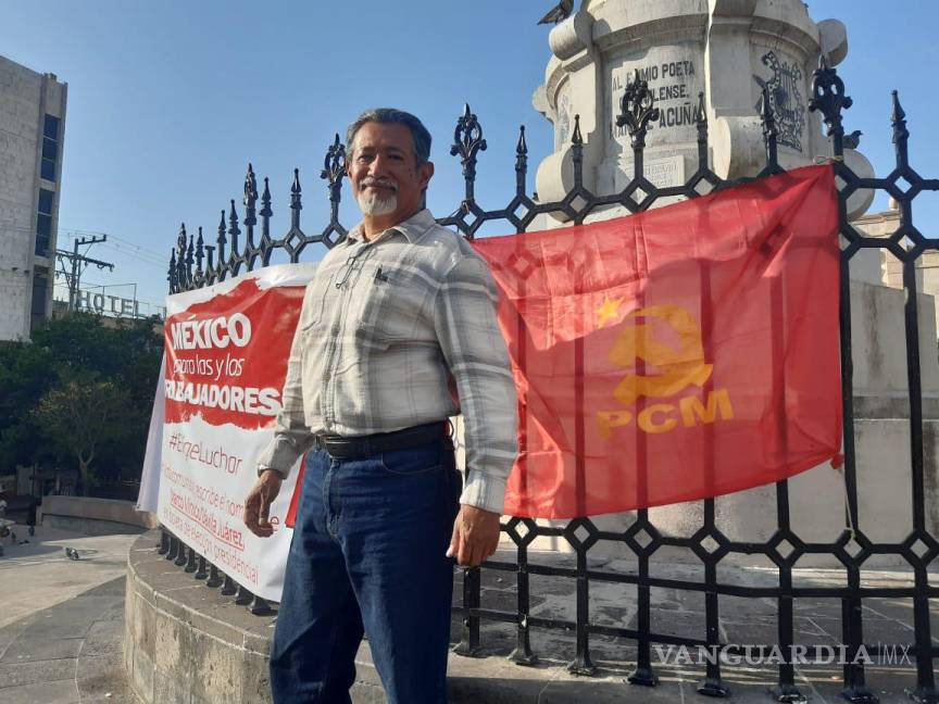$!Dávila Juárez convocó a un mitin en la plaza Manuel Acuña, donde se dieron cita militantes del Partido Comunista en Saltillo.
