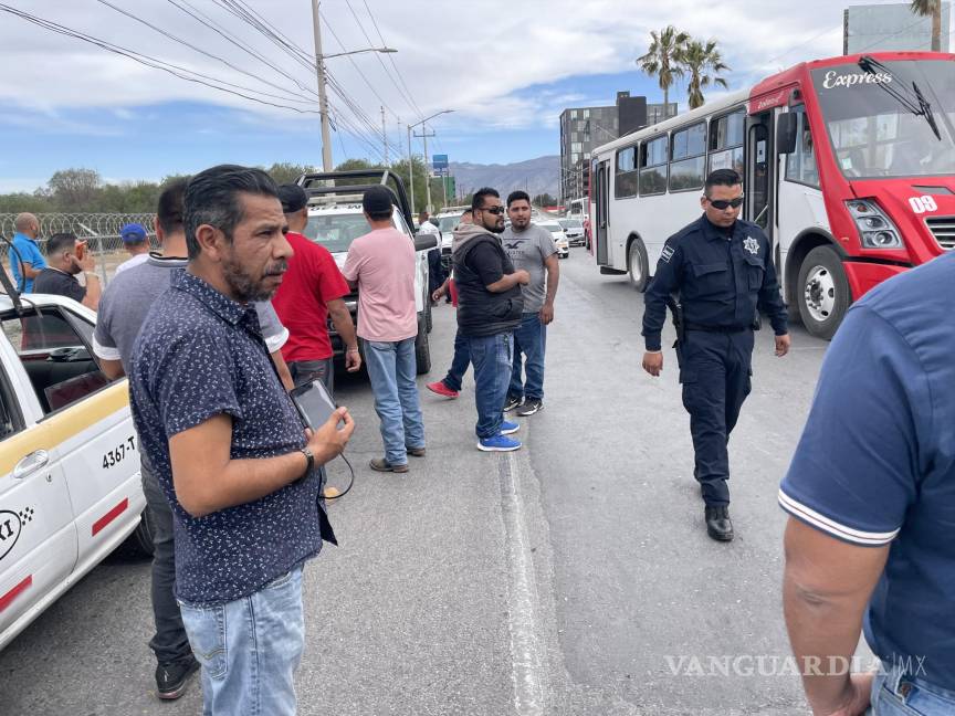 Policías de Saltillo detienen a taxista ante denuncia de robo falsa