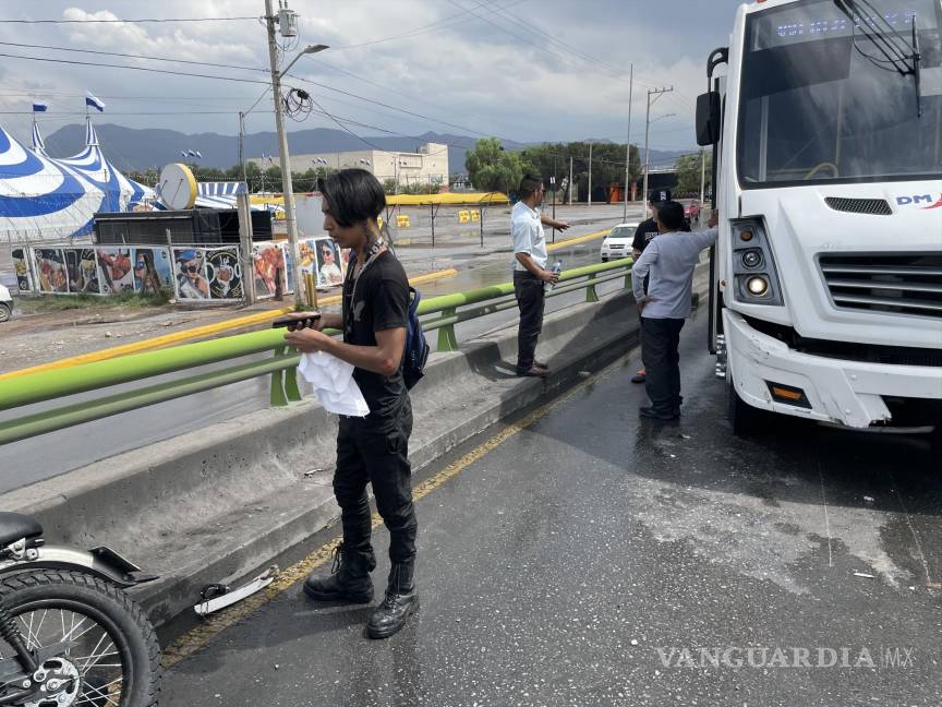 Camión embiste a motociclista, en Saltillo