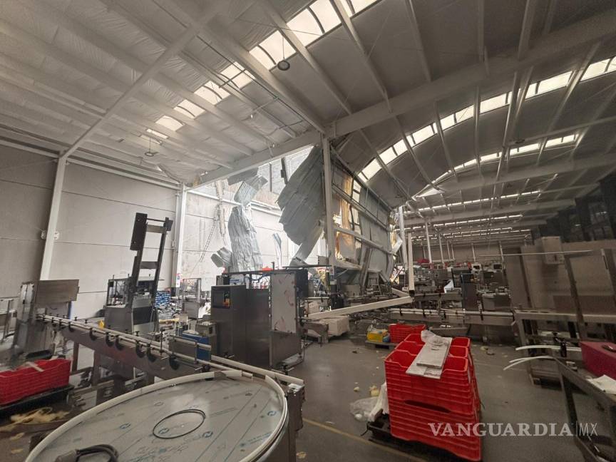 Moviliza colapso del techo de una empresa en Santa Catarina, Nuevo León