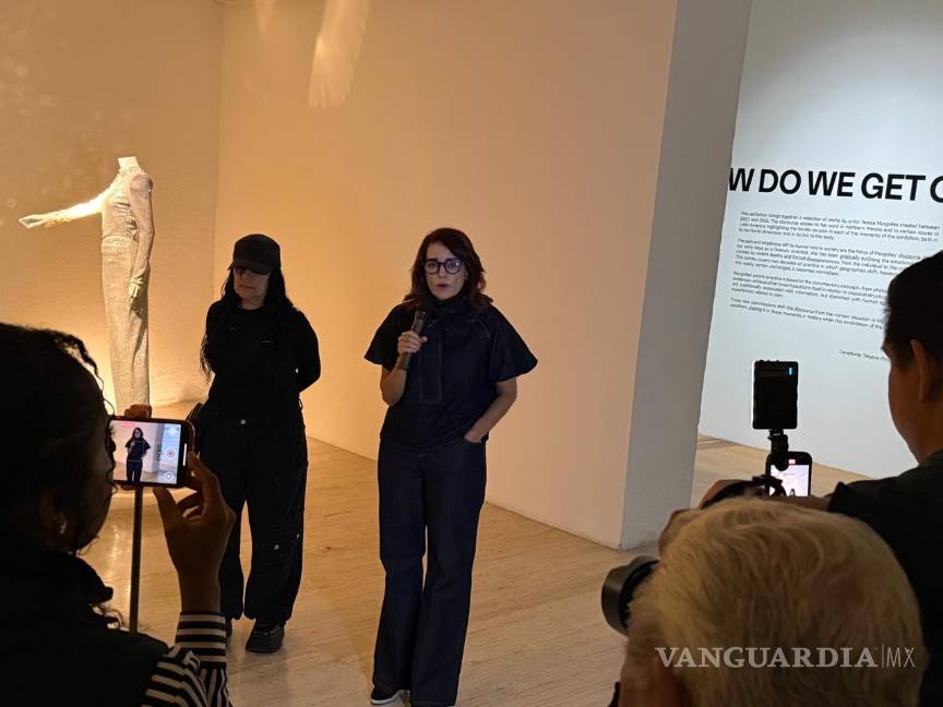 Exhibe Marco obras realizadas con prendas ensangrentadas de víctimas de feminicidio