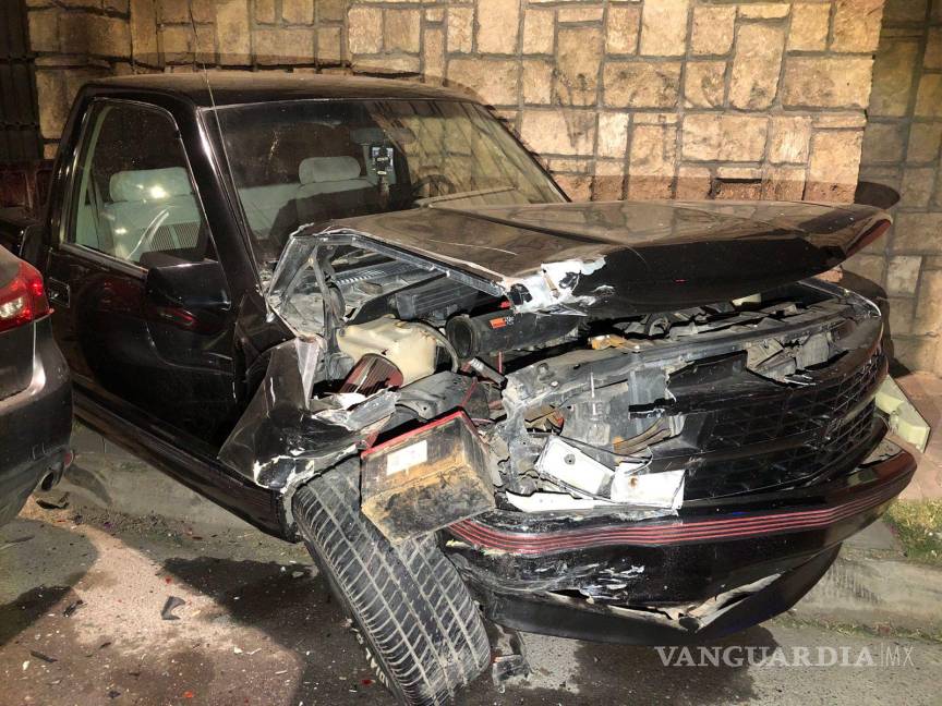 $!Agentes de Tránsito Municipal inspeccionaron los daños en la camioneta Chevrolet después de que fue proyectada contra un vehículo Mitsubishi y una vivienda debido al impacto inicial.