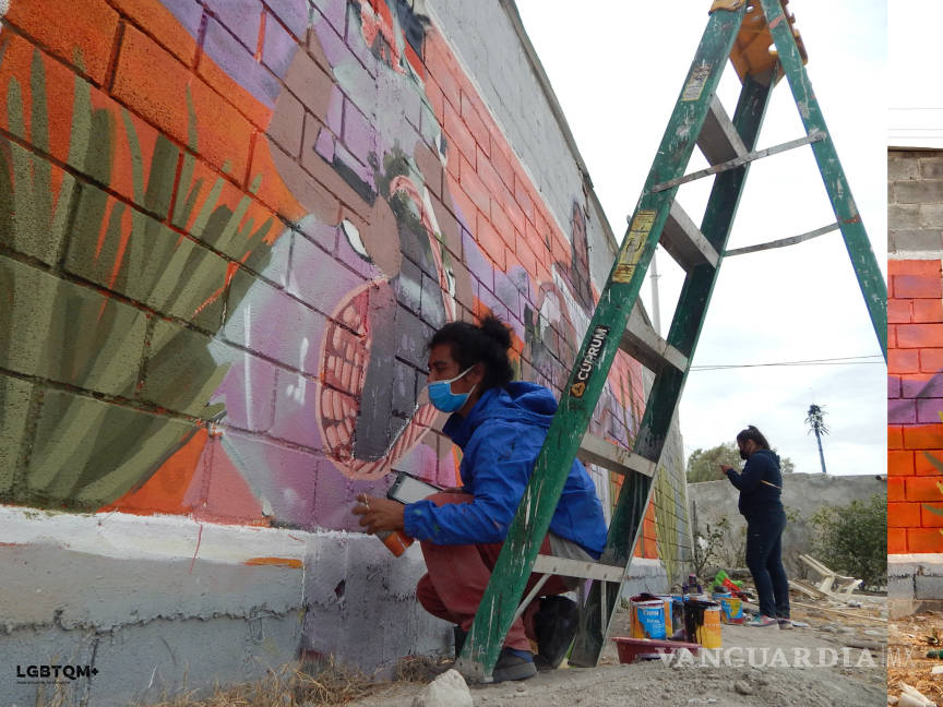 $!Mujeres pintan a mujeres: Reconocen a Nancy Cárdenas con mural en Parras de la Fuentes
