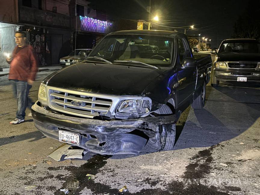 $!La camioneta Ford F-150 terminó con daños en la parte frontal tras invadir el carril contrario.