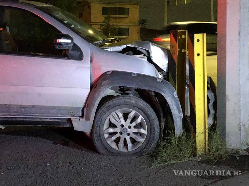 $!Los durmientes ayudaron a que el poste no sufriera daños... no así la camioneta.