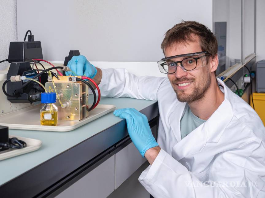 $!Investigador David Reber junto a una batería de agua en su laboratorio.