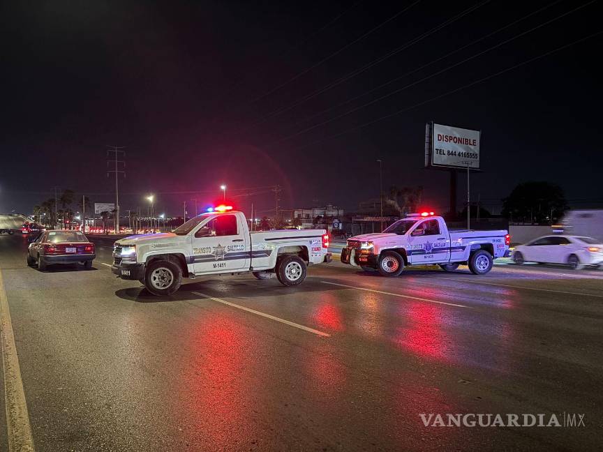 $!Elementos de Tránsito Municipal cerraron la vialidad para evitar más percances en el bulevar Fundadores.