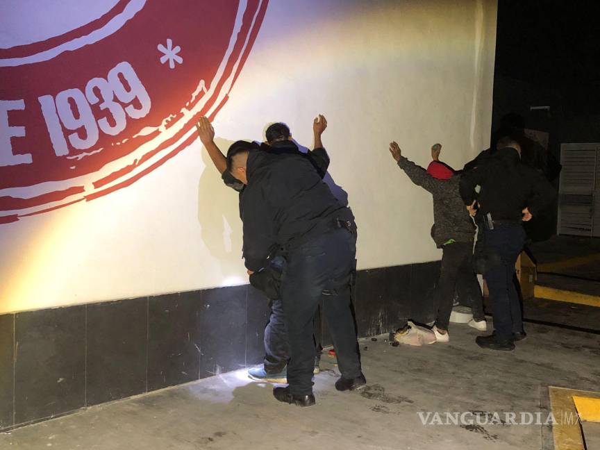 $!Agentes de la Policía Municipal detuvieron a los presuntos ladrones en el momento exacto en que intentaban ingresar al establecimiento de comida rápida.