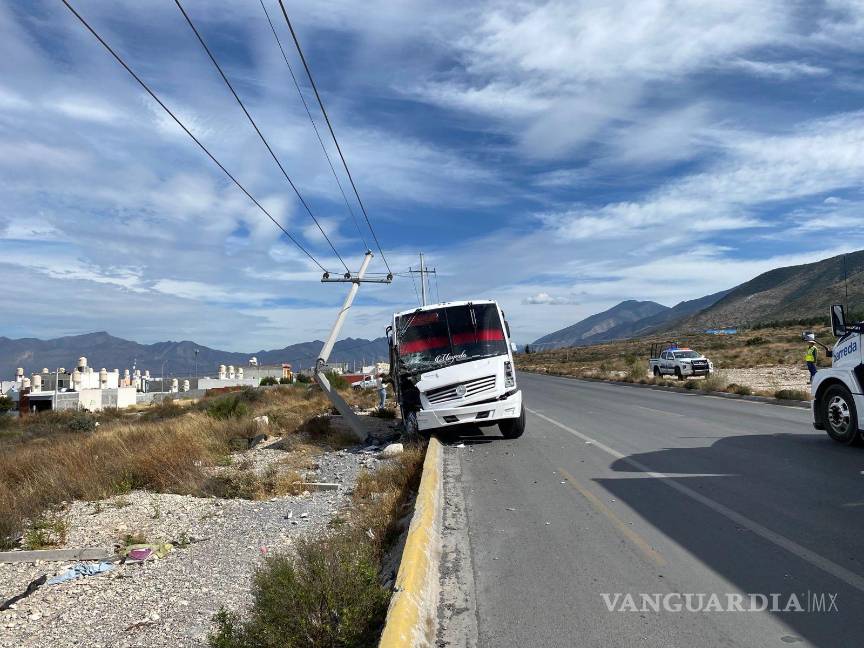 Chofer de transporte de personal se duerme y choca contra poste en Saltillo