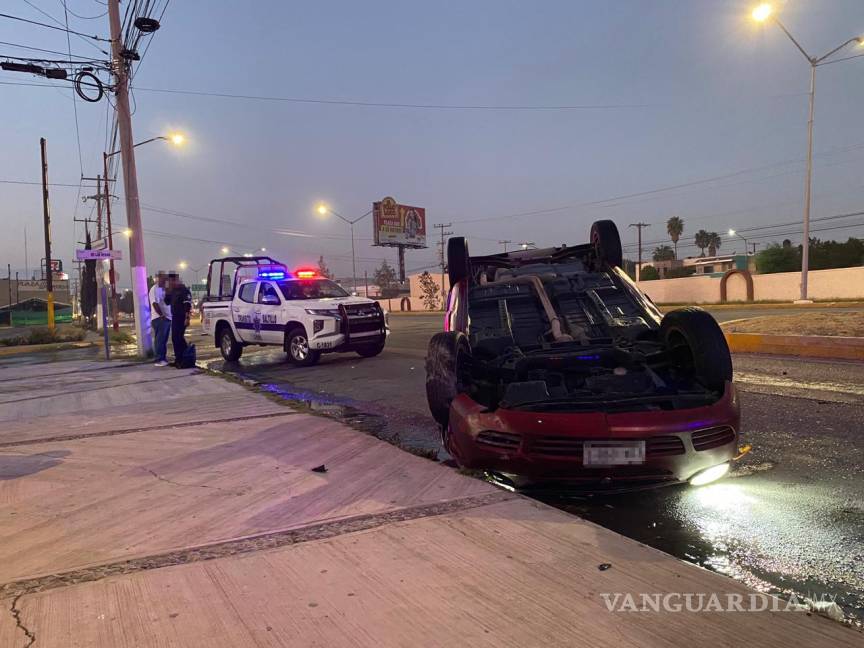 $!Elementos de Tránsito Municipal llegaron al lugar para investigar las causas del volcamiento.