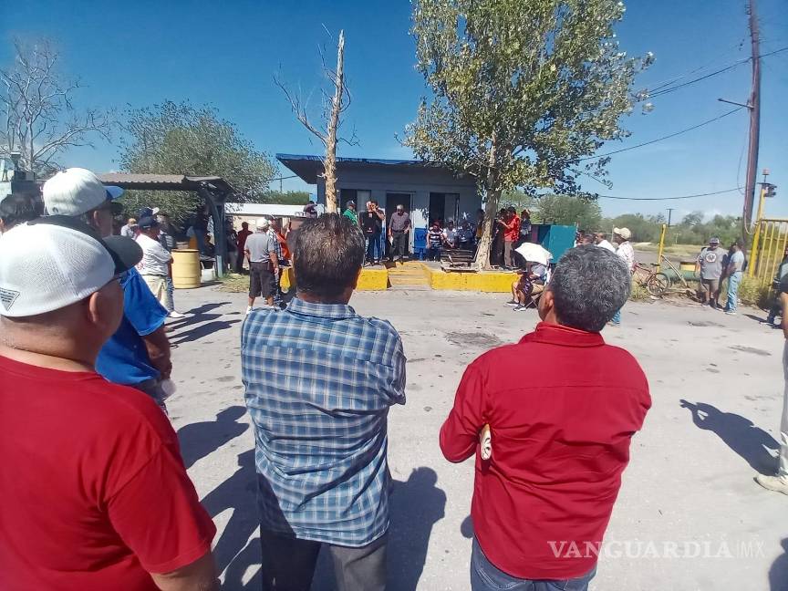 Exobreros de AHMSA frenan retiro de maquinaria en Monclova: ‘No sale nada hasta que nos paguen’