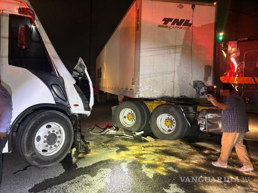 $!Elementos de Tránsito Municipal realizaron labores para desviar el tráfico mientras se retiraban las unidades siniestradas.