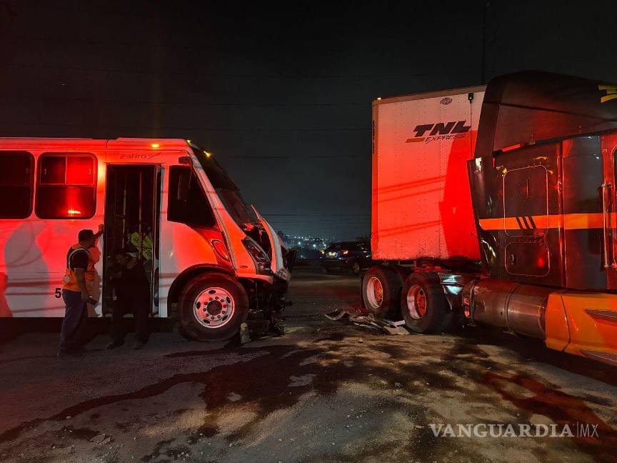 $!El conductor del transporte de personal logró salir por sus propios medios tras el aparatoso choque.