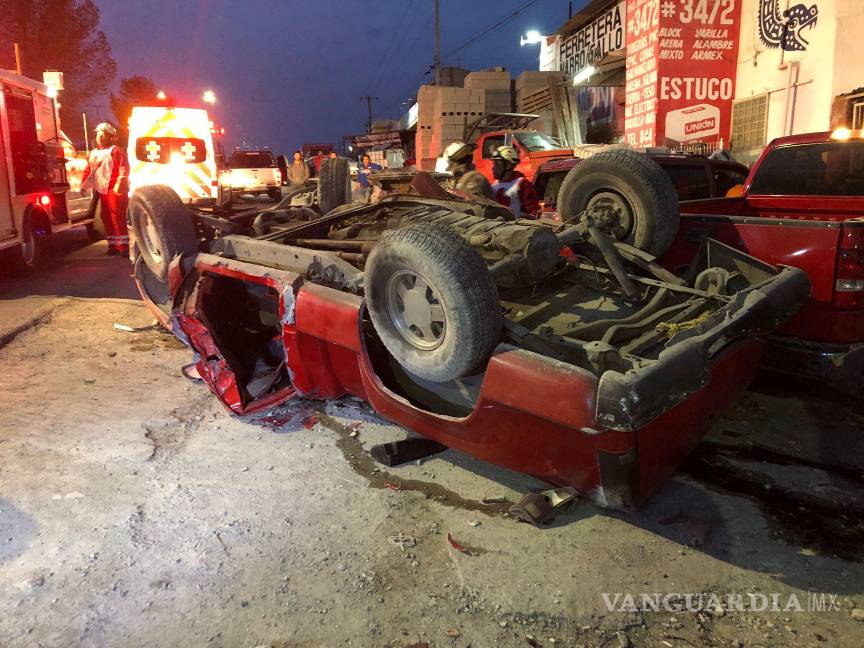 $!Fue a las 6:30 horas cuando se reportó al número de emergencias 911 una aparatosa volcadura.