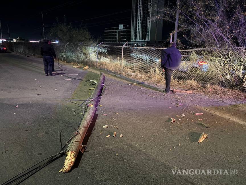 $!Cables telefónicos obstaculizaron la vialidad; las autoridades trabajaron para despejar el área.