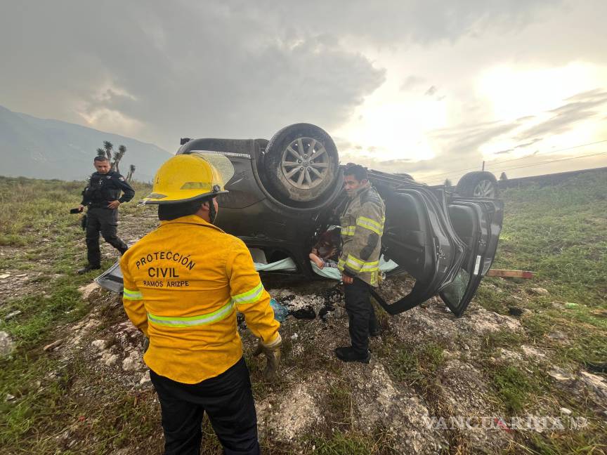 $!Paramédicos de Protección Civil atendieron a las cuatro mujeres lesionadas en el lugar.