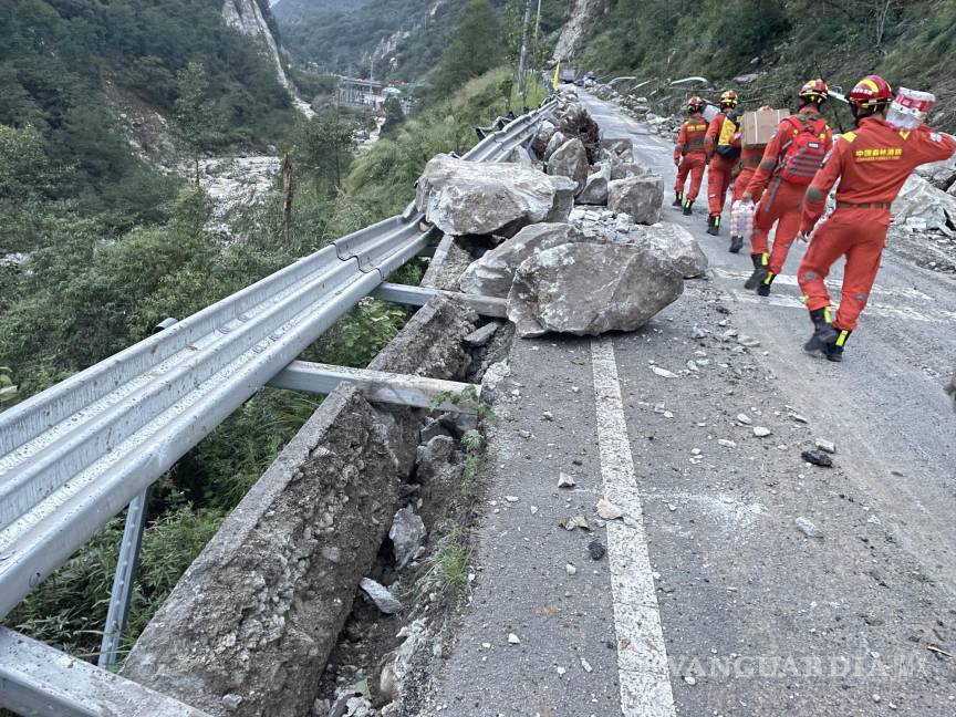 $!Los rescatistas caminan por la carretera después de un terremoto en el condado de Luding, prefectura de Ganzi, provincia de Sichuan, China.