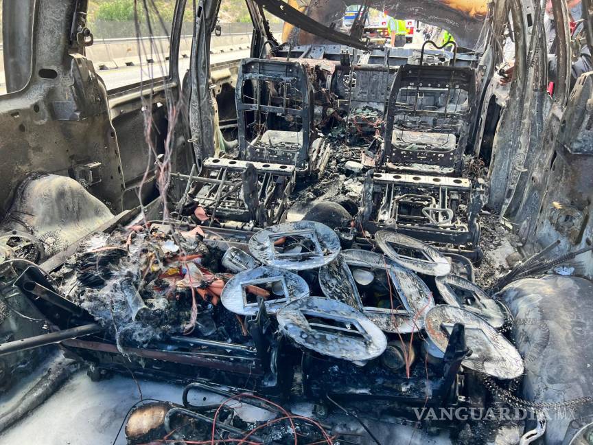 $!La rápida evacuación de los ocupantes permitió que la familia originaria de Tamaulipas saliera ilesa antes de que las llamas consumieran el vehículo en el tramo Los Chorros.