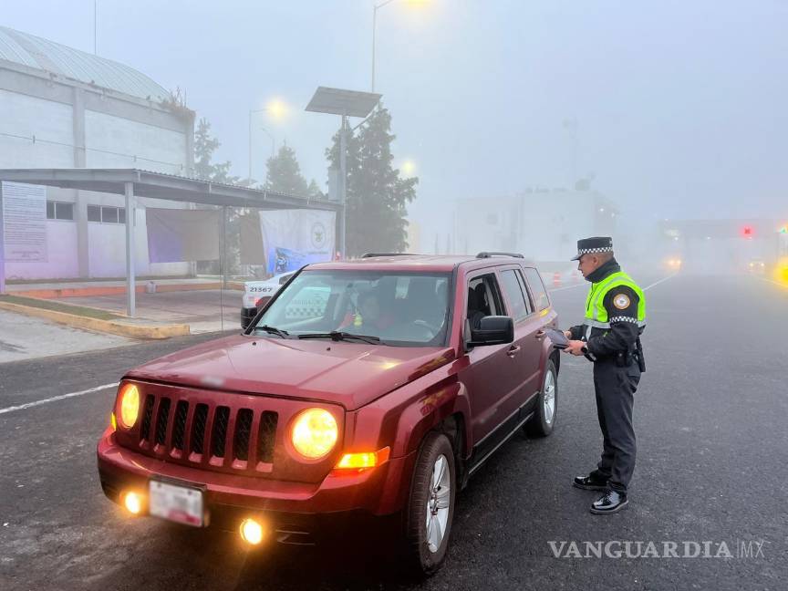 $!Personal de la Guardia Nacional instaló módulos de apoyo para distribuir bebidas calientes a los viajeros.