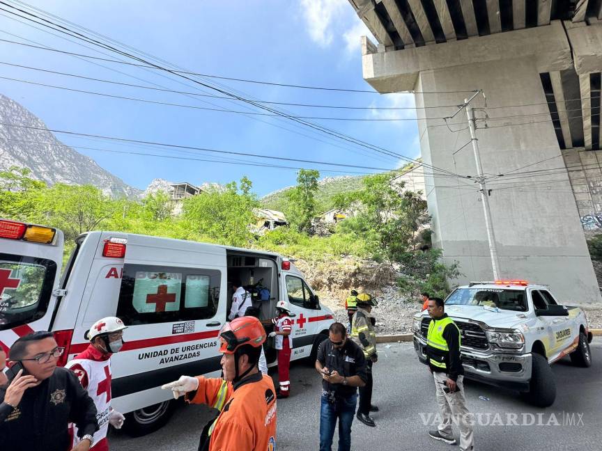$!Un tráiler cayó desde puente de la autopista Monterrey-Saltillo