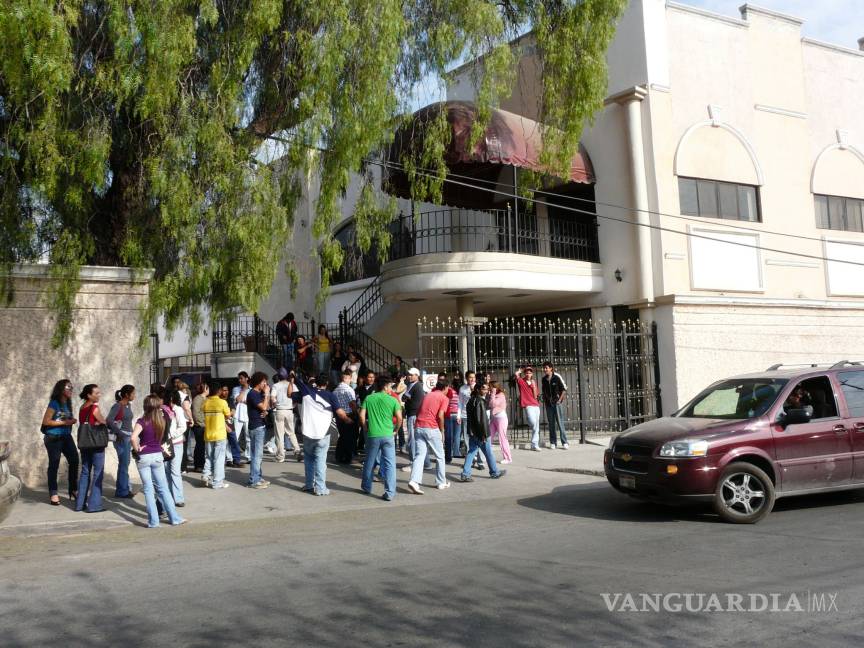 Becarán UAdeC y HEB a 4 estudiantes de Coahuila