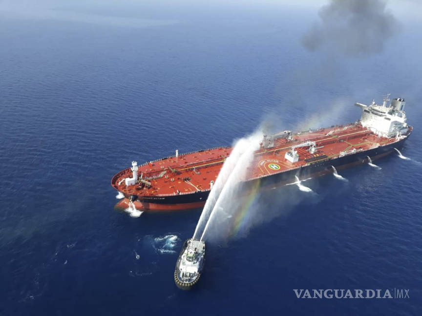 $!Marina de EU auxilia a dos petroleros que fueron atacados en el Golfo Omán