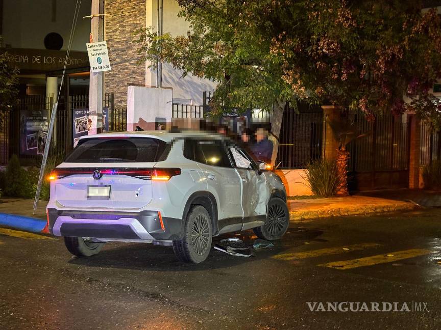 $!Elementos de Tránsito Municipal documentan el percance en colonia San Patricio.