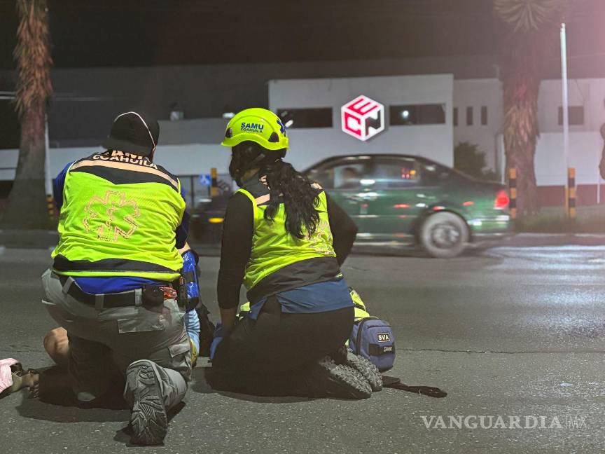$!Socorristas de la Secretaría de Salud atendiendo a la joven lesionada en el lugar del accidente.