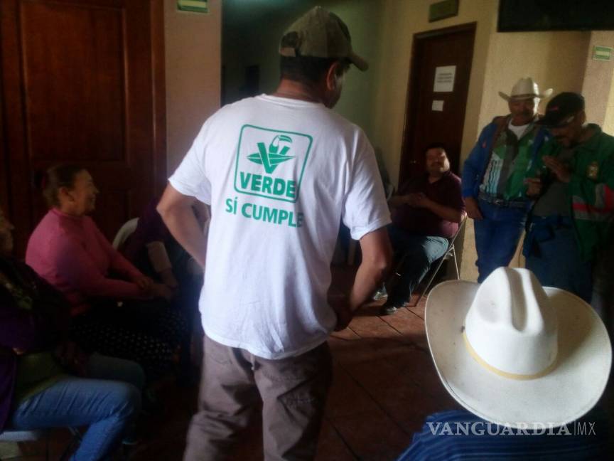 Toman unos 80 manifestantes el Palacio de Parras; exigen conclusión de obras