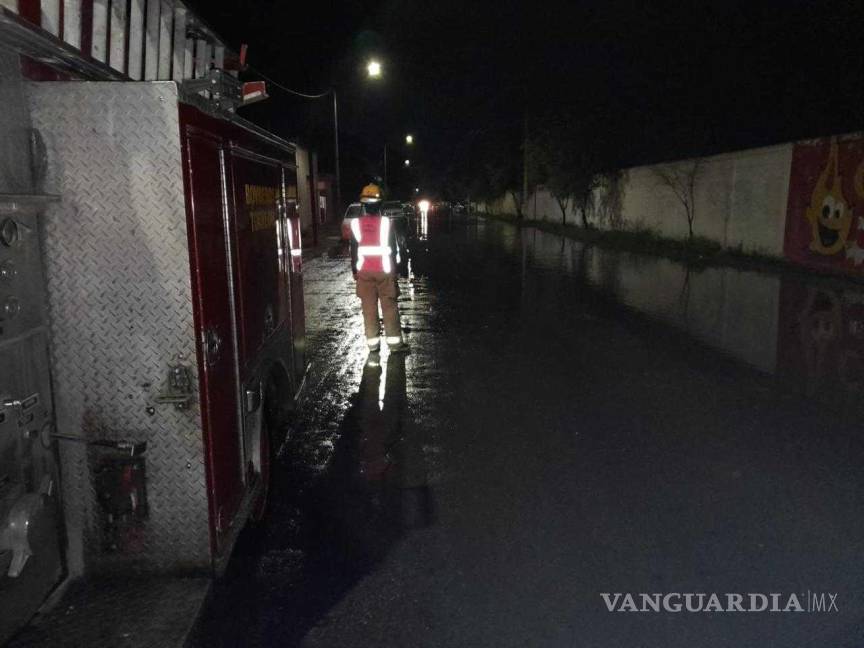 $!Pipas y motobombas están listas para desaguar áreas afectadas por las lluvias en Torreón.