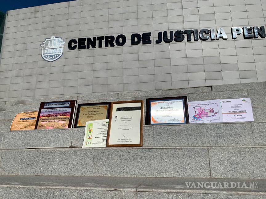 $!Se manifiestan frente al Centro de Justicia Penal por caso de profesor acusado de agresión sexual en Saltillo.