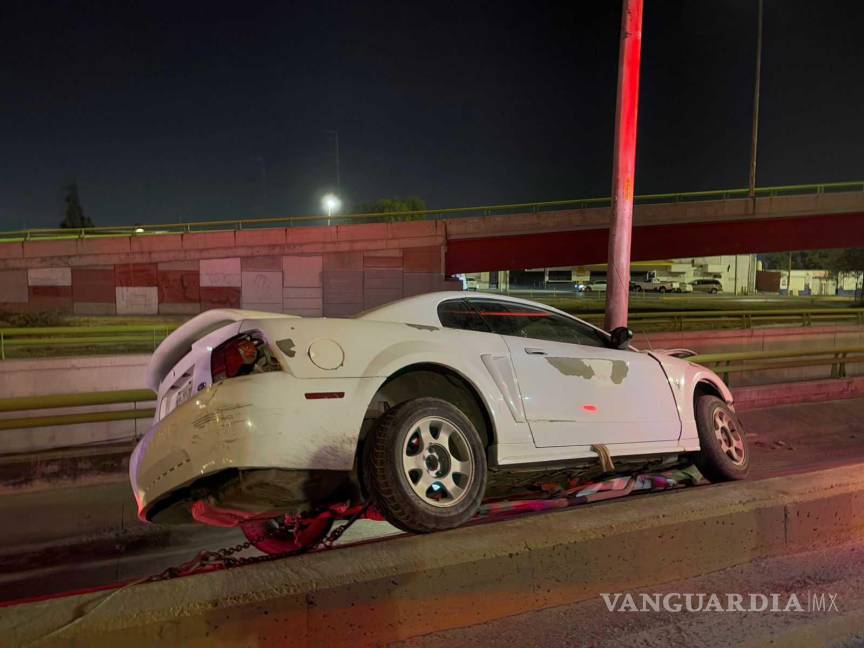 $!Pese al aparatoso choque, el conductor del Mustang no sufrió lesiones graves, según paramédicos en el lugar.