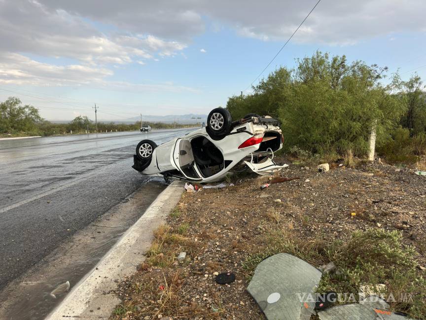 Aparatosa volcadura rumbo a Zacatecas deja sólo susto a familia