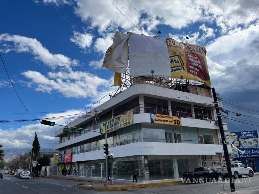 $!Fueron muchos los casos de anuncios arrancados y estructura afectada.