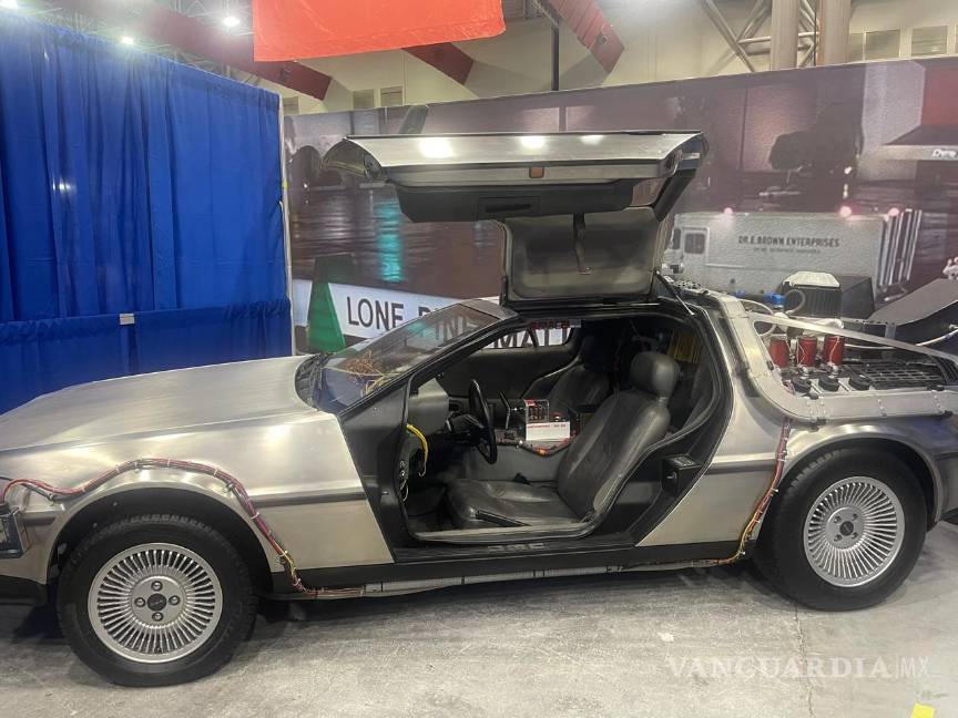 Enloquece el ‘Doc Brown’ a los fanáticos de ‘Volver al Futuro’, en Monterrey