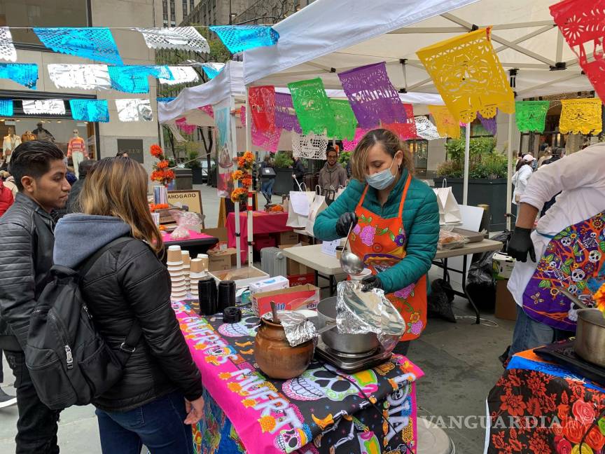 $!Una mujer vende comida tradicional mexicana del Día de los Muertos hoy en una de las plazas del Rockefeller Center en Nueva York. EFE/Helen Cook