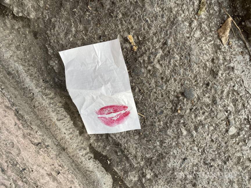 $!Yermo es encontrarse un beso tirado en la calle. Qué desperdicio, tan escasos que están los de verdad.