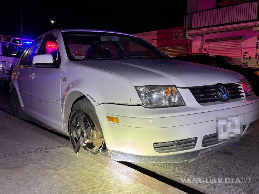 $!El vehículo Volkswagen fue proyectado contra la banqueta tras el impacto.