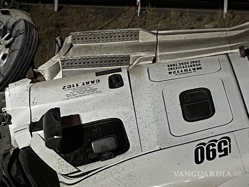 Muere trailero al volcarse sobre la Carretera Federal 57